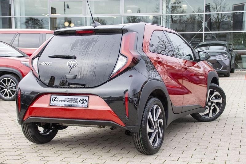 Neu Toyota Aygo X Team 72 PS (52 kW) 2025 Urban khaki, dach mysticschwar SUV