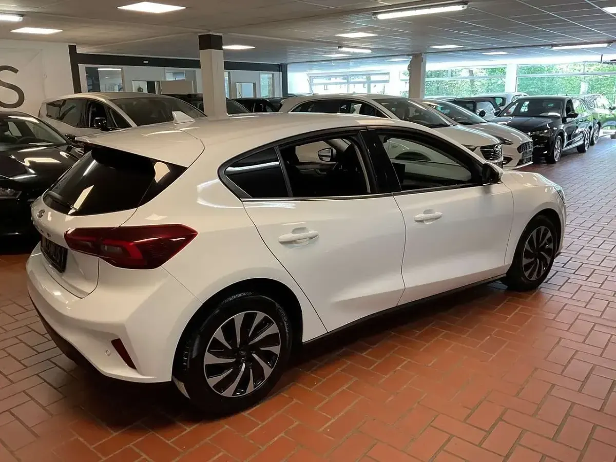 Gebraucht Ford Focus Titanium 116 PS (85 kW) 2023 Frozen white Limousine