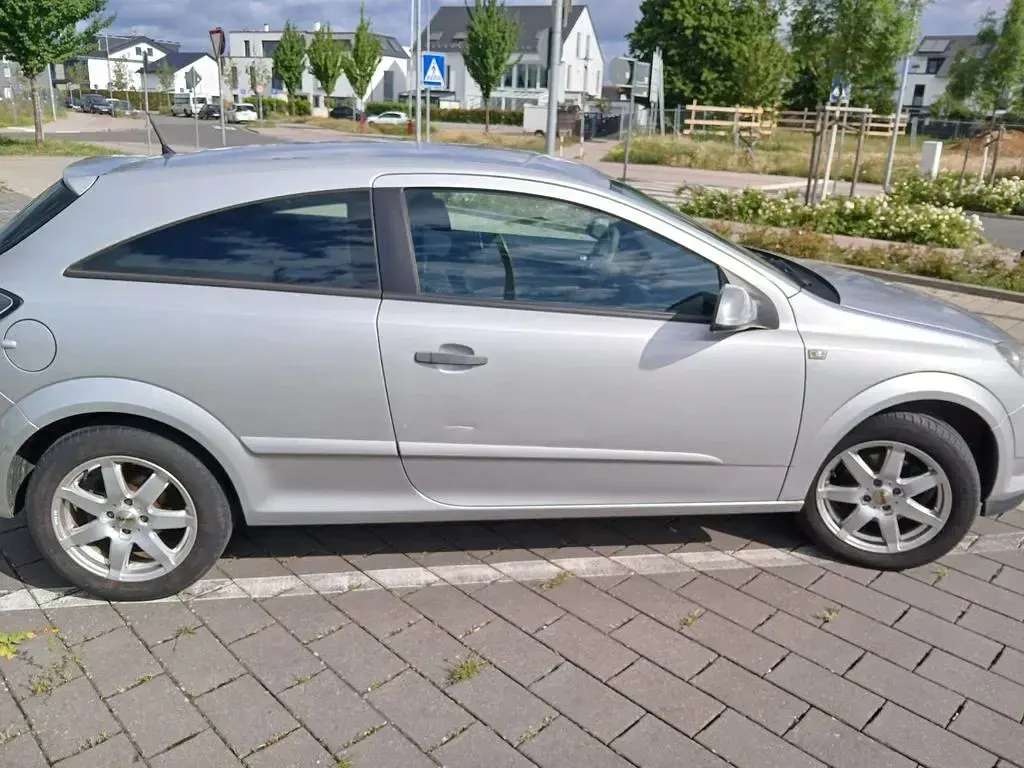 Gebraucht Opel Astra GTC Selection 90 PS (66 kW) 2009 Silber Limousine