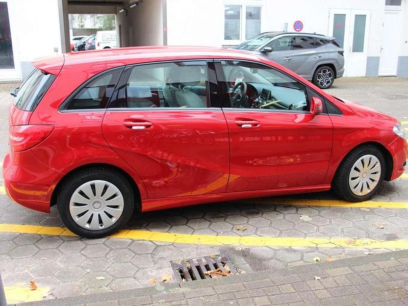 Gebraucht Mercedes B200 156 PS (114 kW) 2014 Rot Van / Kleinbus