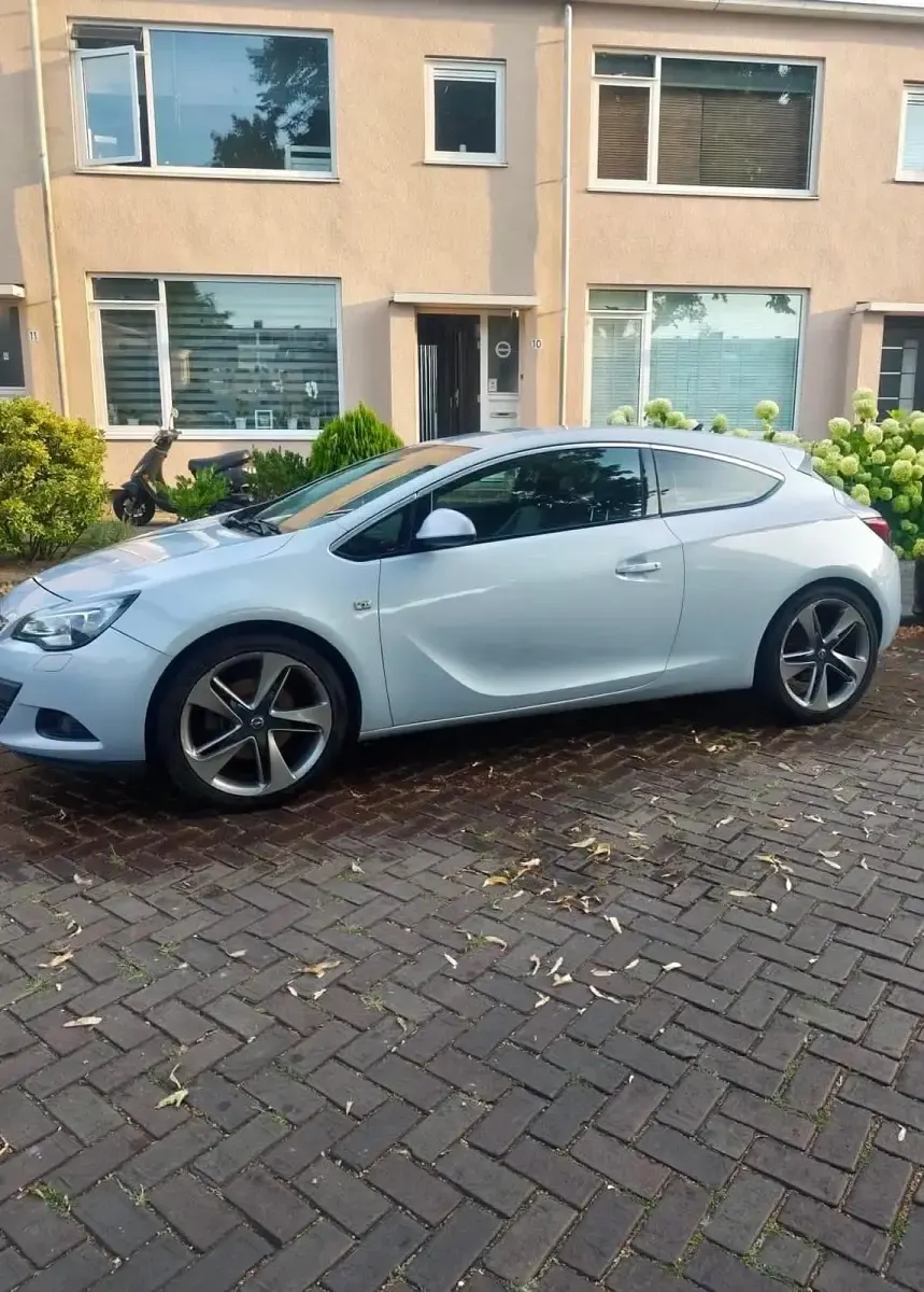 Gebraucht Opel Astra GTC 180 PS (132 kW) 2011 Silber Coupé