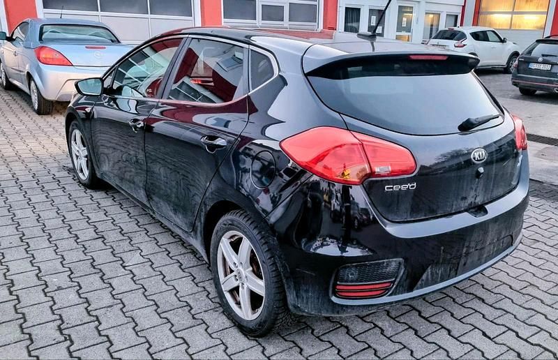 Gebraucht Kia Ceed 101 PS (74 kW) 2016 Schwarz Kleinwagen