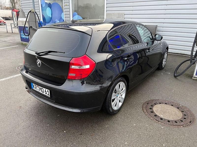 Gebraucht BMW 116 122 PS (89 kW) 2010 Schwarz Kleinwagen
