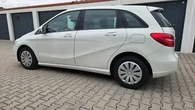 Gebraucht Mercedes B180 122 PS (89 kW) 2012 Calcitweiss Kleinwagen