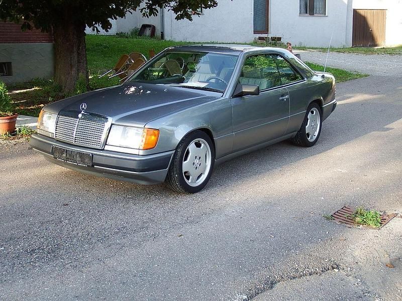 Gebraucht Mercedes 300 132 PS (97 kW) 1987 Blau Coupé