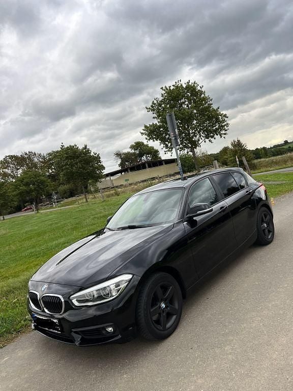 Schwarz Gebraucht 2017 BMW 118 Advantage Kleinwagen | 13.490 € (Fairer Preis) - Bild 1/4