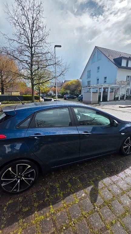 Gebraucht Hyundai i30 Select 101 PS (74 kW) 2017 Blau Limousine