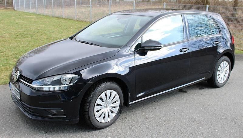 Gebraucht VW Golf VII Trendline 116 PS (85 kW) 2019 Schwarz Limousine