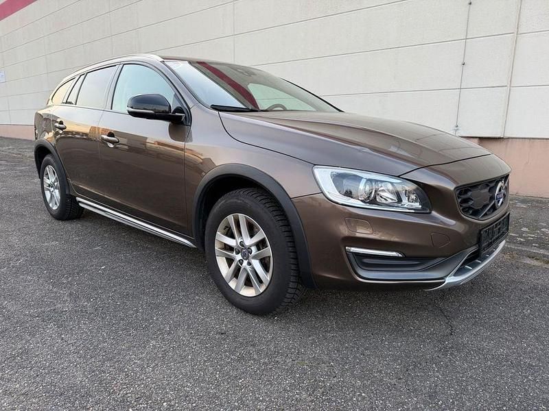 Gebraucht Volvo V60 CC Kinetic 150 PS (110 kW) 2016 Braun Kombi