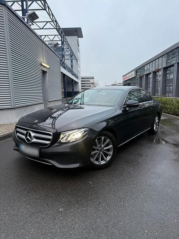 Gebraucht Mercedes E220 194 PS (142 kW) 2018 Schwarz Limousine