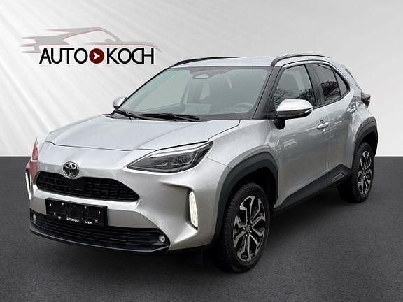 Gebraucht Toyota Yaris Hybrid Plus 131 PS (96 kW) 2024 Shimmering silver metallic SUV