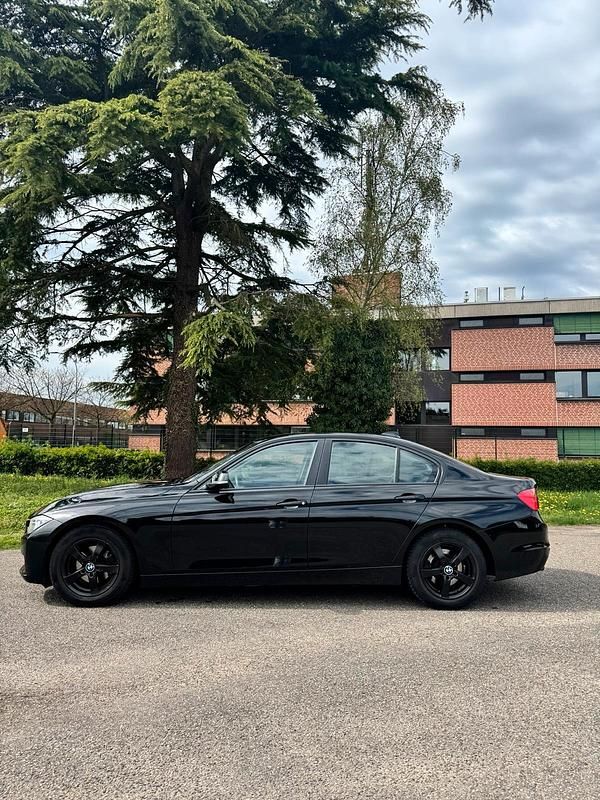 Second-hand BMW 320 2012 Negru Berlinǎ