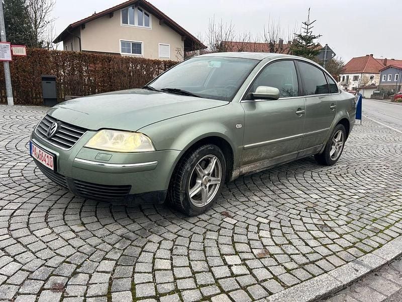 Grau Gebraucht 2001 VW Passat Limousine | 2.299 € (Guter Preis) - Bild 1/4