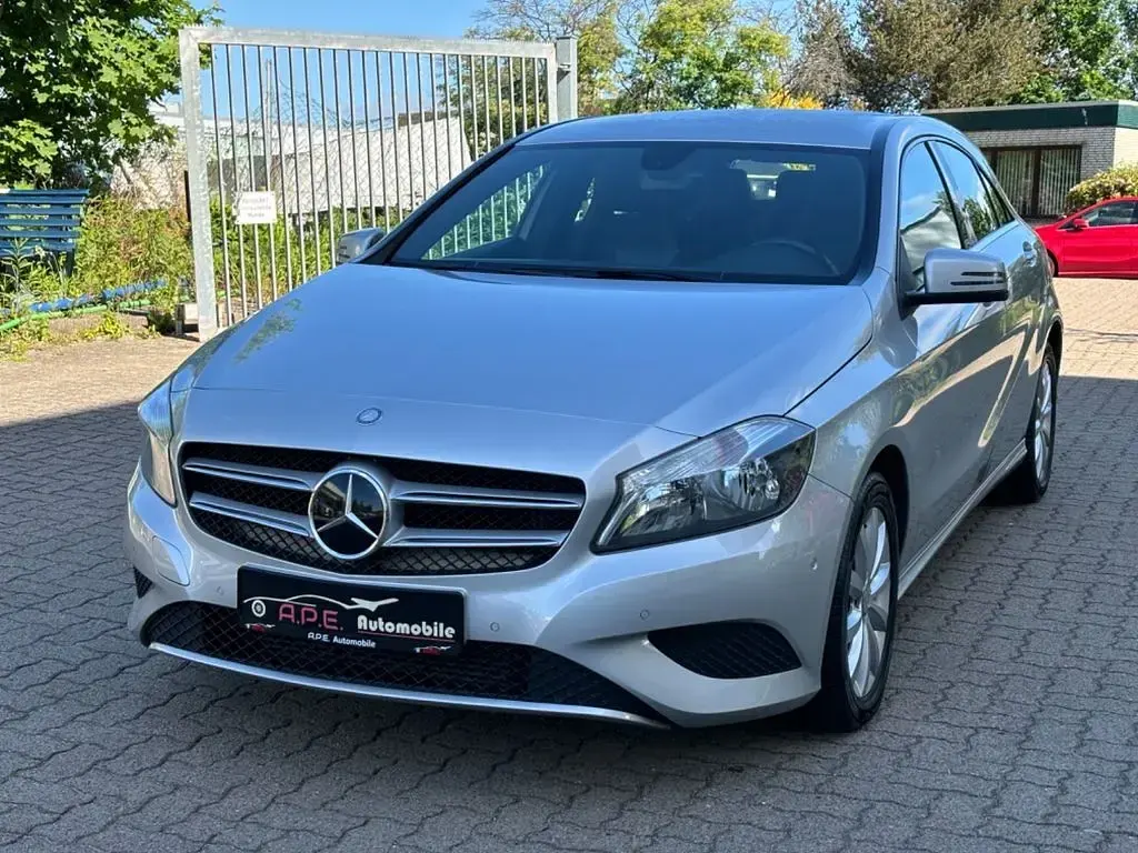 Gebraucht Mercedes A180 122 PS (89 kW) 2014 Silber Limousine