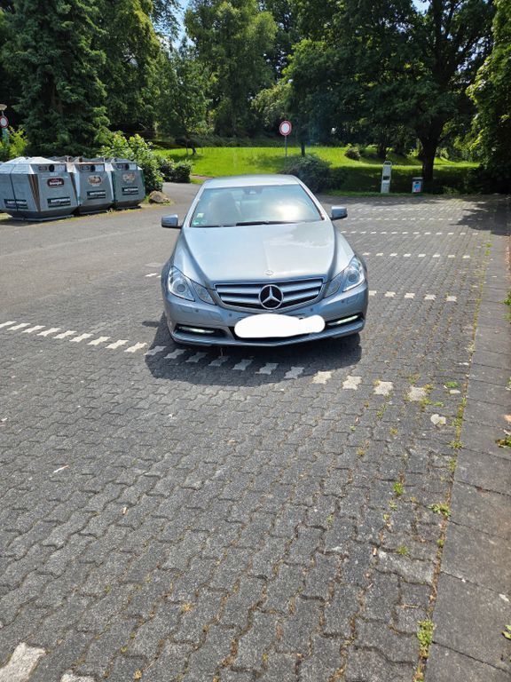 Grau Gebraucht 2011 Mercedes E220 Coupé | 12.999 € (Fairer Preis) - Bild 1/4