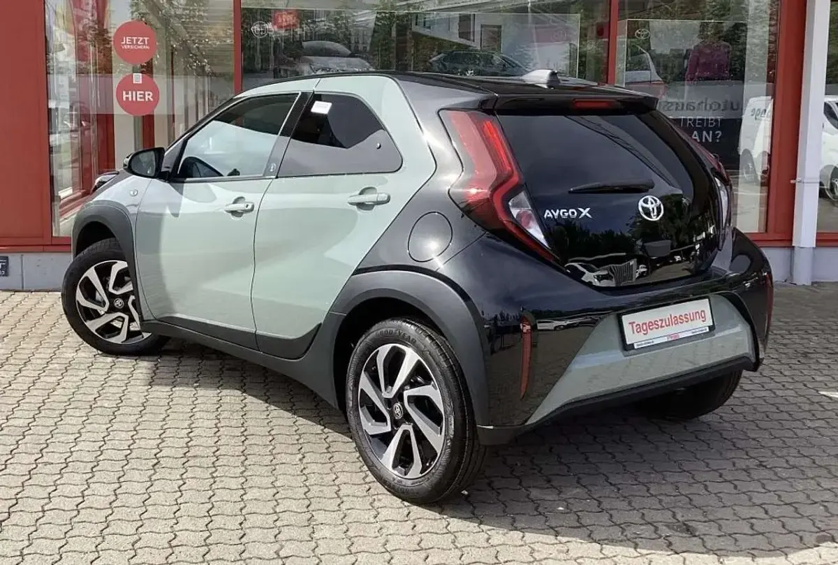 Neu Toyota Aygo X 72 PS (52 kW) 2025 Urban khaki / night sky black SUV