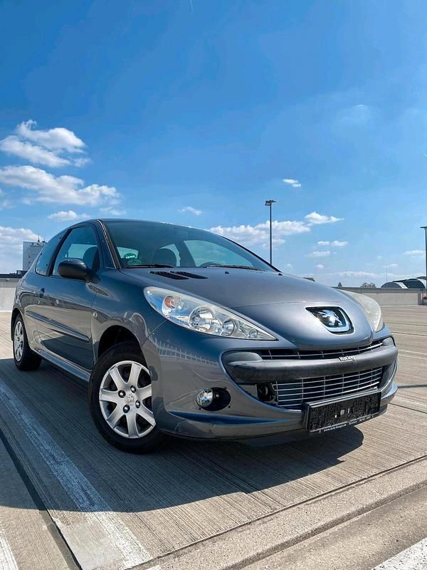 Grau Gebraucht 2009 Peugeot 206+ Kleinwagen | 3.290 € - Bild 1/4