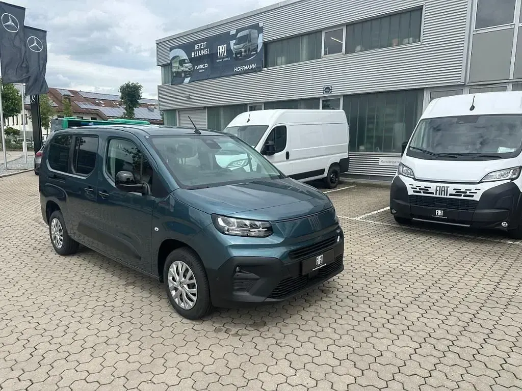 Neu Fiat Doblò 131 PS (96 kW) 2026 Blau Van / Kleinbus