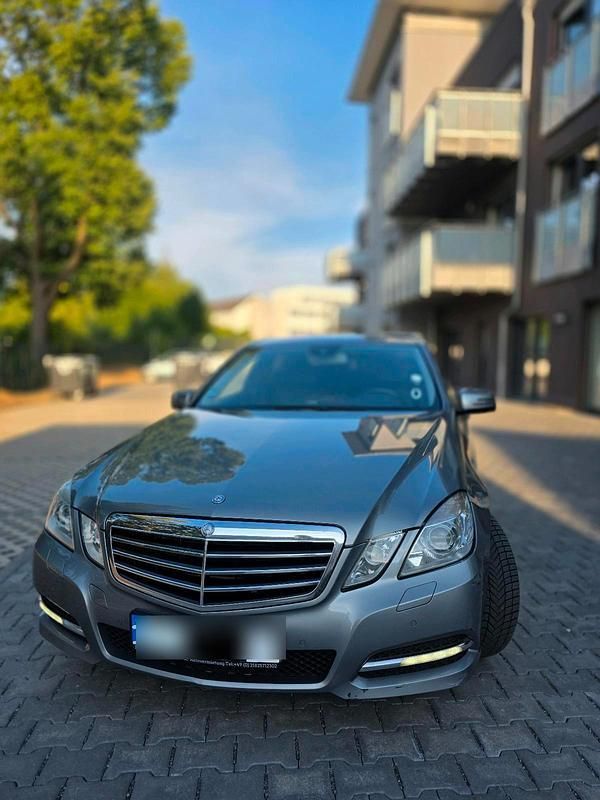 Grau Gebraucht 2010 Mercedes E300 Limousine | 9.500 € (Etwas zu teuer) - Bild 1/4