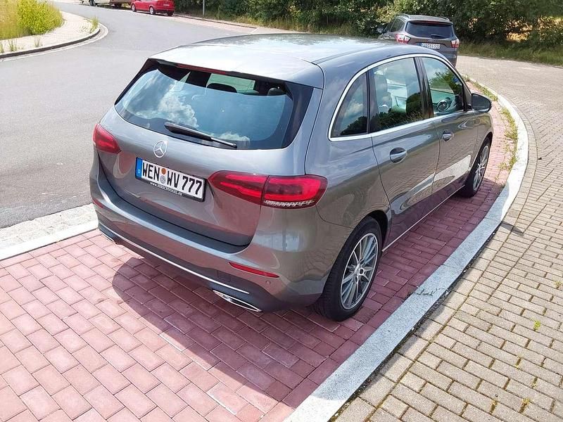 Grau Gebraucht 2020 Mercedes A180 Progressive Limousine | 17.595 € (Fairer Preis) - Bild 1/4