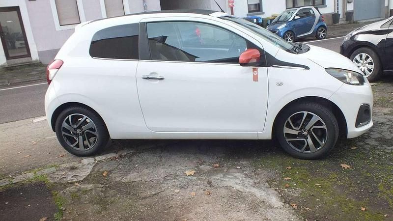 Weiß Gebraucht 2015 Peugeot 108 Roland Garros Limousine | 6.999 € (Fairer Preis) - Bild 1/4