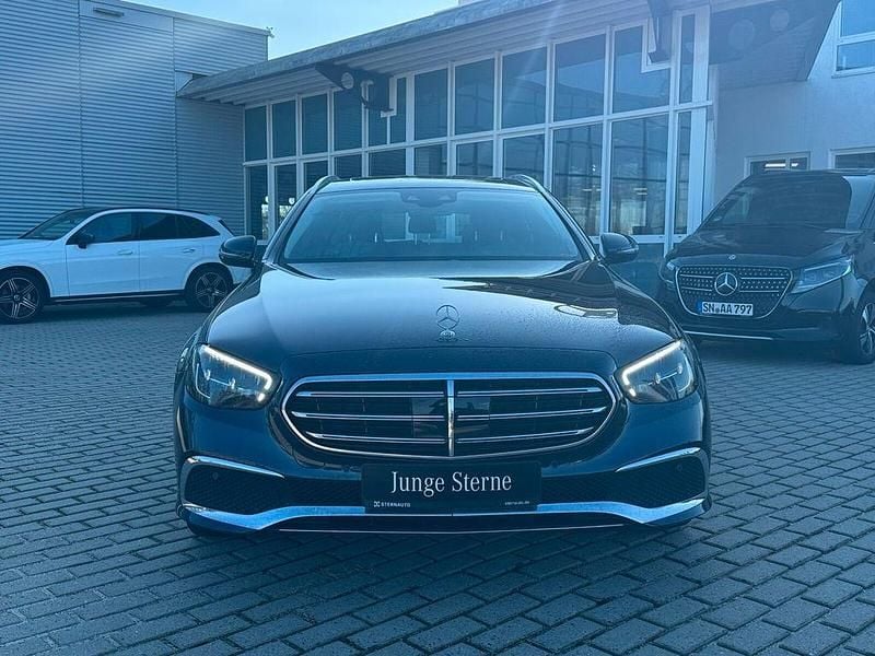 Gebraucht Mercedes E400 Avantgarde 330 PS (242 kW) 2022 Metalliclack nautikblau Kombi
