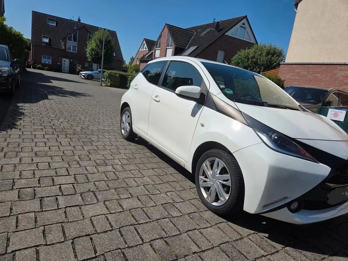 Gebraucht Toyota Aygo X-play 69 PS (50 kW) 2017 Weiß Kleinwagen