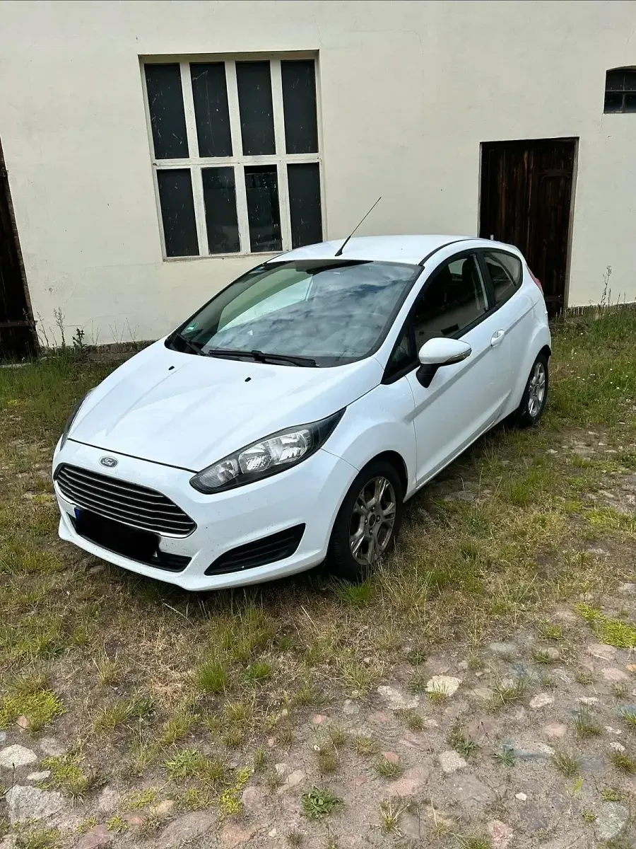 Gebraucht Ford Fiesta 65 PS (47 kW) 2014 Weiß Kleinwagen