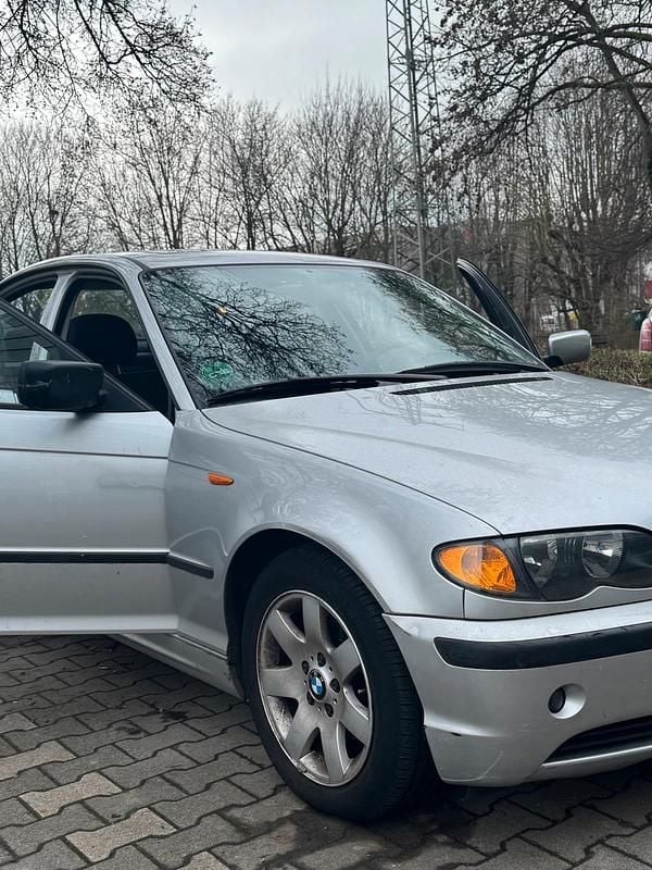 Silber Gebraucht 2002 BMW 318 Limousine | 1.500 € (Superpreis) - Bild 1/4