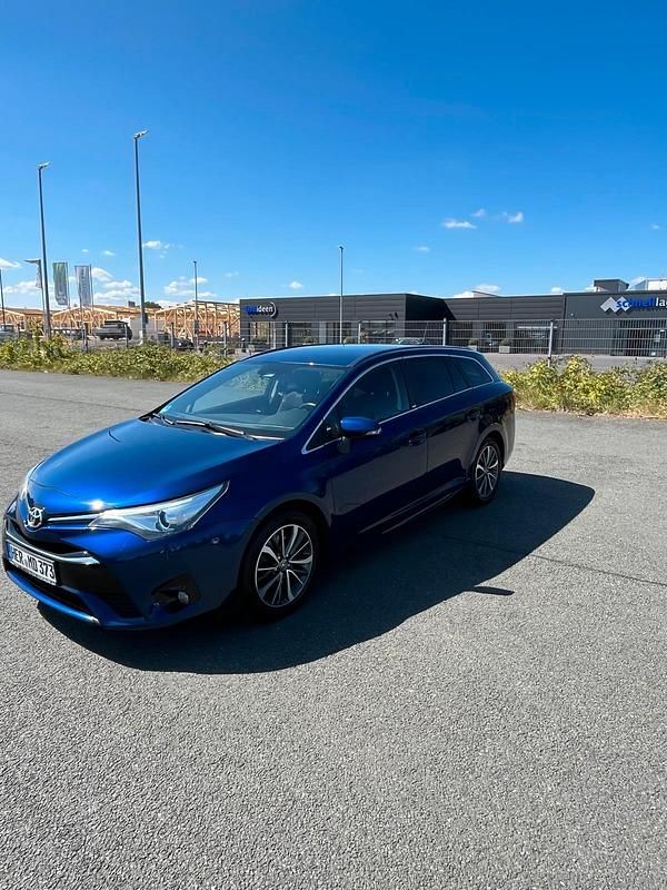 Blau Gebraucht 2016 Toyota Avensis Kombi | 7.900 € (Fairer Preis) - Bild 1/4