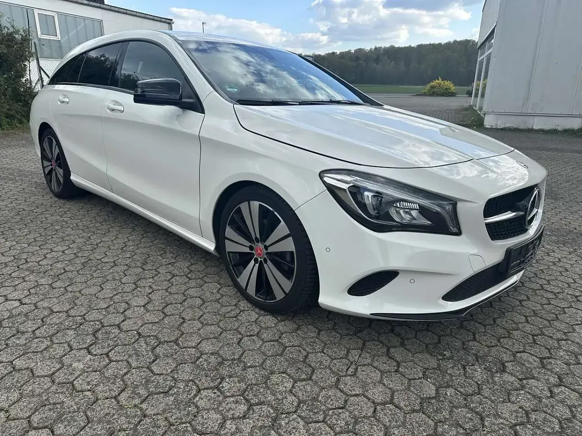 Gebraucht Mercedes CLA180 122 PS (89 kW) 2017 Calcitweiss Limousine