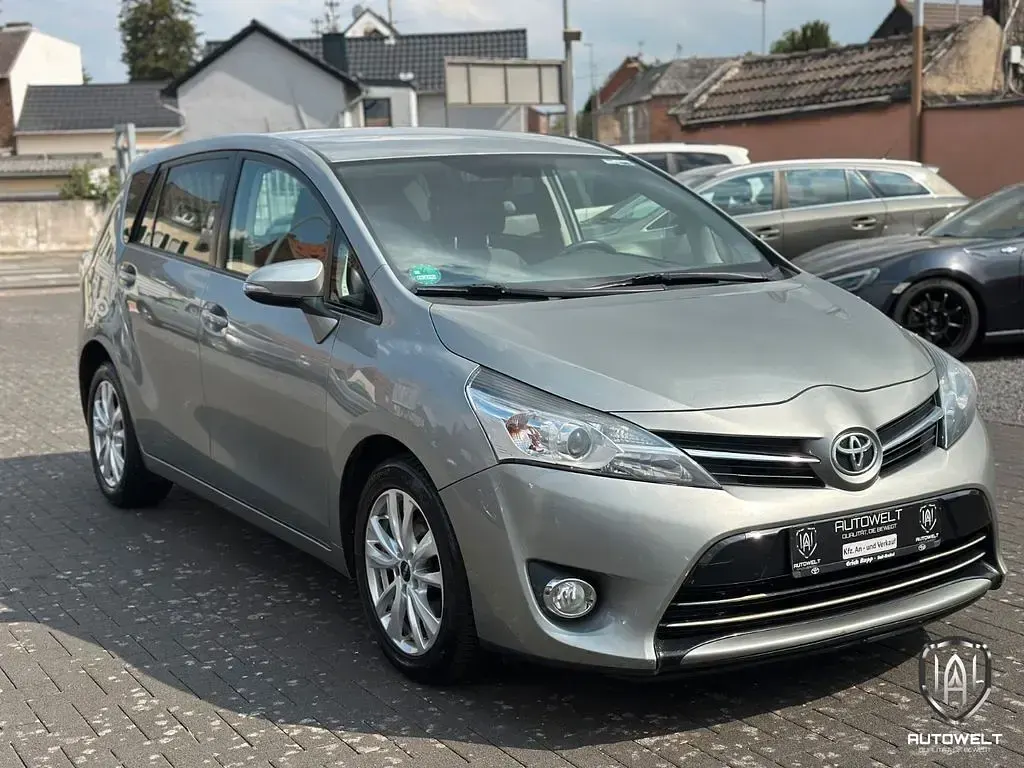 Gebraucht Toyota Verso Life 124 PS (91 kW) 2013 Grau Van / Kleinbus