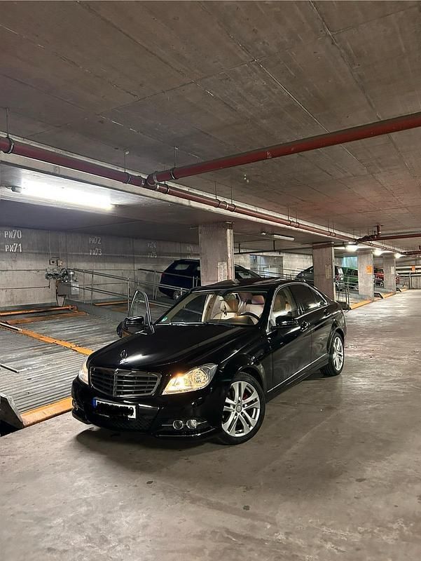 Schwarz Gebraucht 2012 Mercedes C180 Limousine | 10.000 € - Bild 1/4