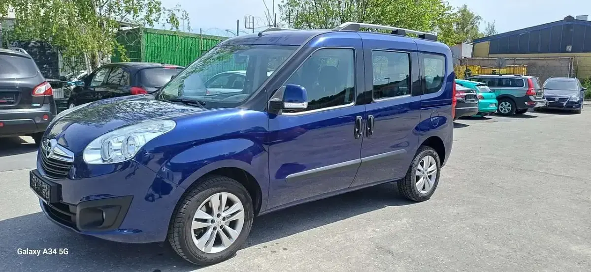 Gebraucht Opel Combo 120 PS (88 kW) 2017 Colmarblau/f:marineblau Van / Kleinbus