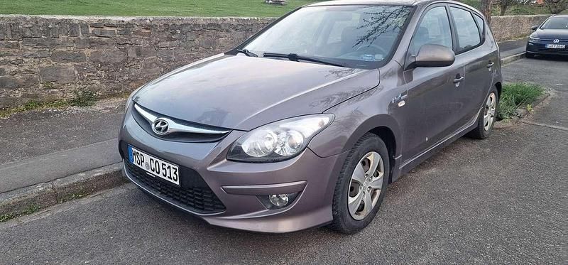 Gebraucht Hyundai i30 Style 116 PS (85 kW) 2011 Braun Limousine