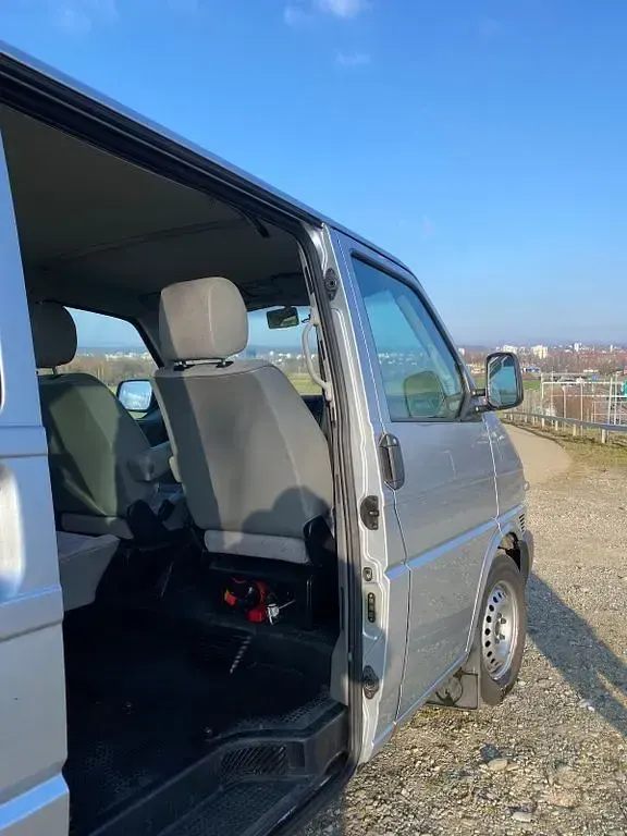 Second-hand VW Caravelle 102 CP (75 kW) 2001 Argintiu Van
