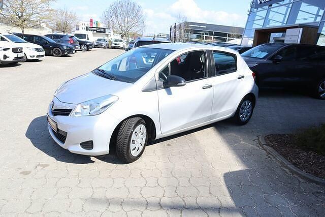 Gebraucht Toyota Yaris Cool 69 PS (50 kW) 2013 Silber Kleinwagen