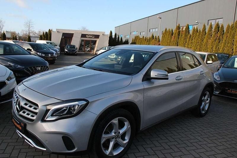Polarsilber metalliclack Gebraucht 2018 Mercedes GLA200 SUV | 17.790 € (Fairer Preis) - Bild 1/4