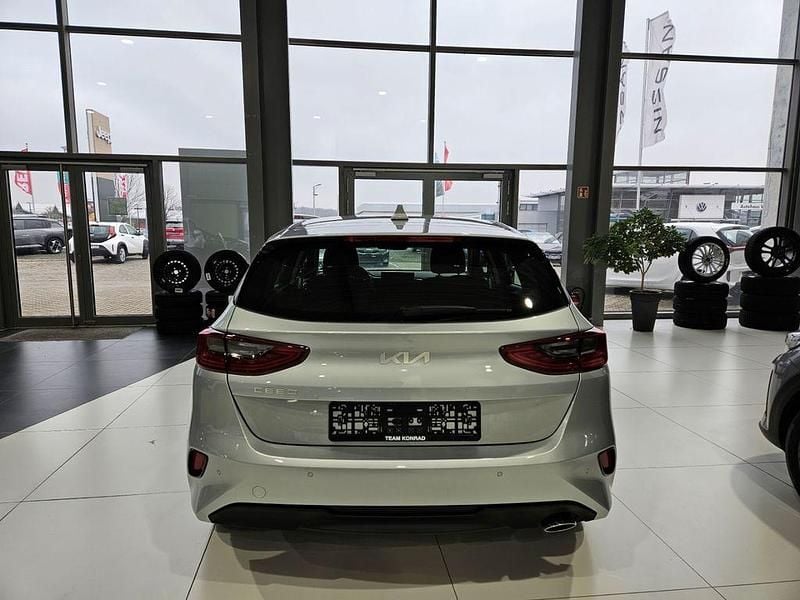 Używany Kia Ceed Vision 101 KM (74 kW) 2024 Srebrny Hatchback