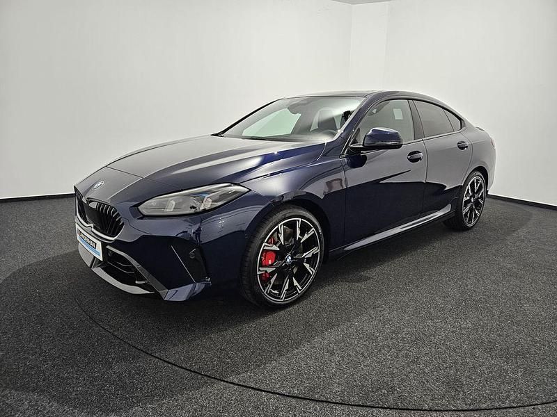 Blau Neu 2025 BMW 223 M Sport Limousine | 54.301 € (Fairer Preis) - Bild 1/4