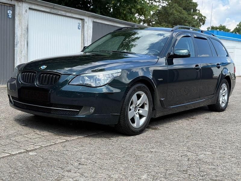 Grün Gebraucht 2008 BMW 523 Sport Line Kombi | 5.950 € (Fairer Preis) - Bild 1/4