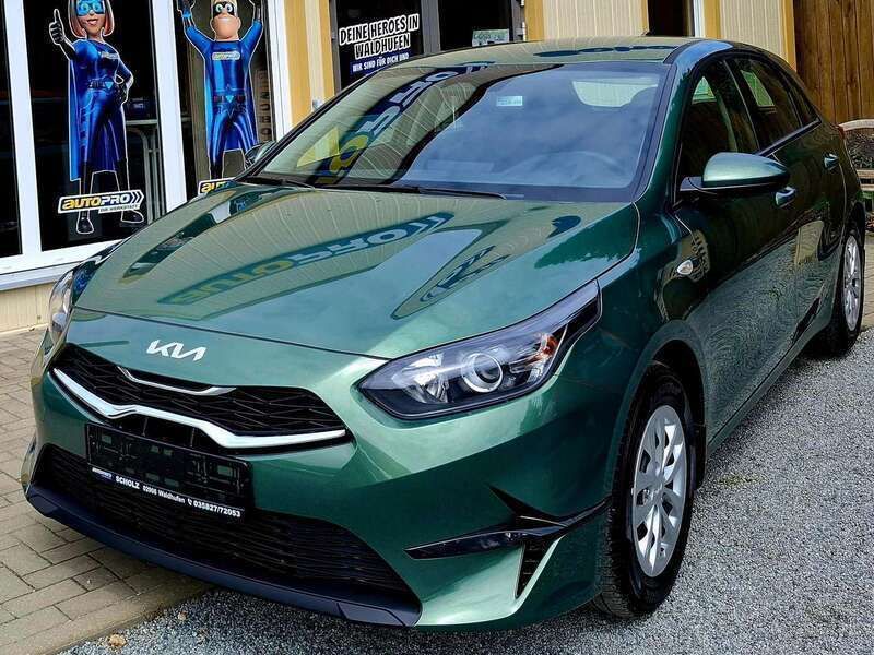 Experience grün metallic Neu 2025 Kia Ceed Vision Kleinwagen | 23.998 € (Guter Preis) - Bild 1/4