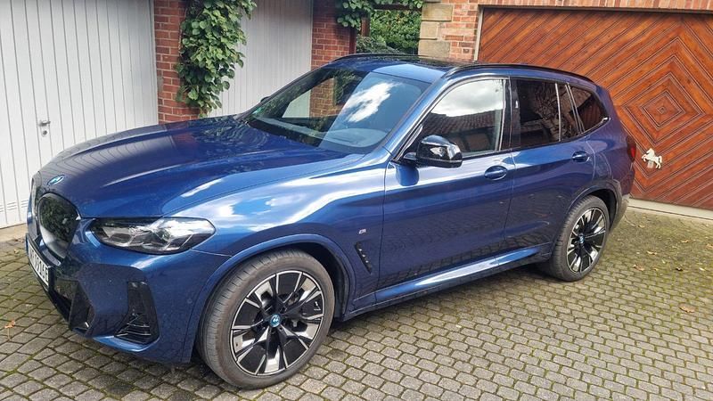 Blau Gebraucht 2023 BMW iX3 Impressive SUV | 47.000 € (Superpreis) - Bild 1/4