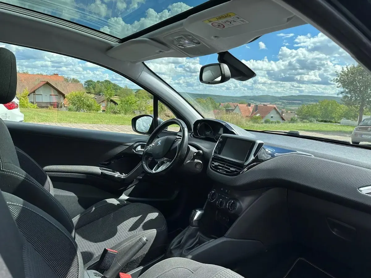 Gebraucht Peugeot 208 110 PS (80 kW) 2015 Schwarz Kleinwagen