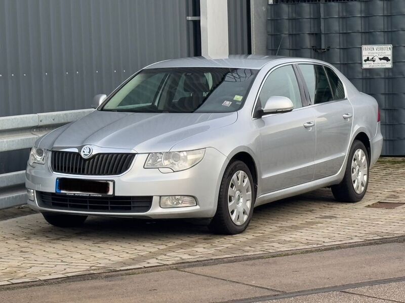 Brilliantsilber metallic Gebraucht 2010 Skoda Superb Comfort Limousine | 4.399 € (Superpreis) - Bild 1/4