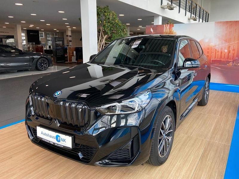 Schwarz Gebraucht 2023 BMW iX1 M Sport SUV | 38.470 € (Guter Preis) - Bild 1/4