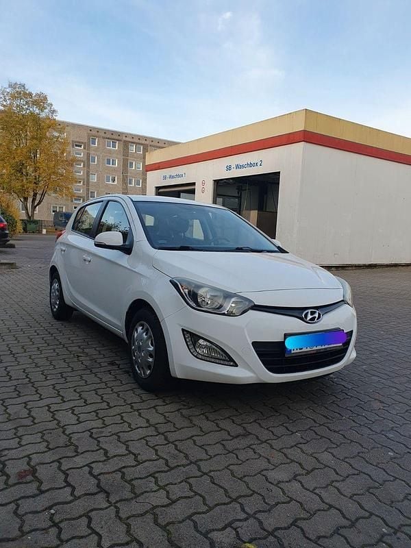 Weiß Gebraucht 2013 Hyundai i20 Trend Kleinwagen | 6.899 € (Fairer Preis) - Bild 1/4