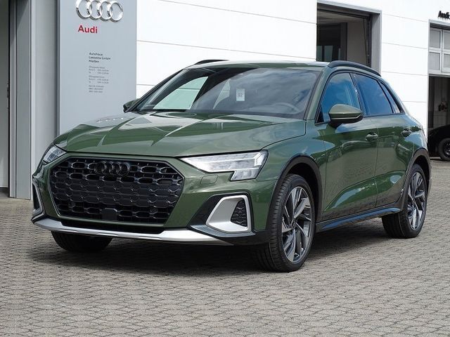Distriktgrün metallic Gebraucht 2024 Audi A3 Ambiente Limousine | 38.800 € - Bild 1/4