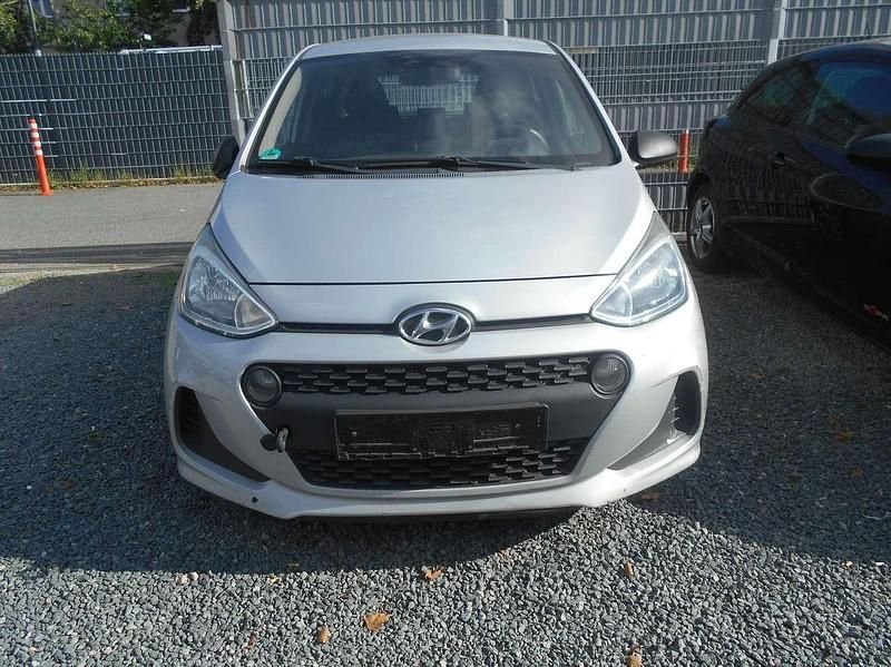 Sleek silver Gebraucht 2017 Hyundai i10 Classic Kleinwagen | 3.299 € - Bild 1/4
