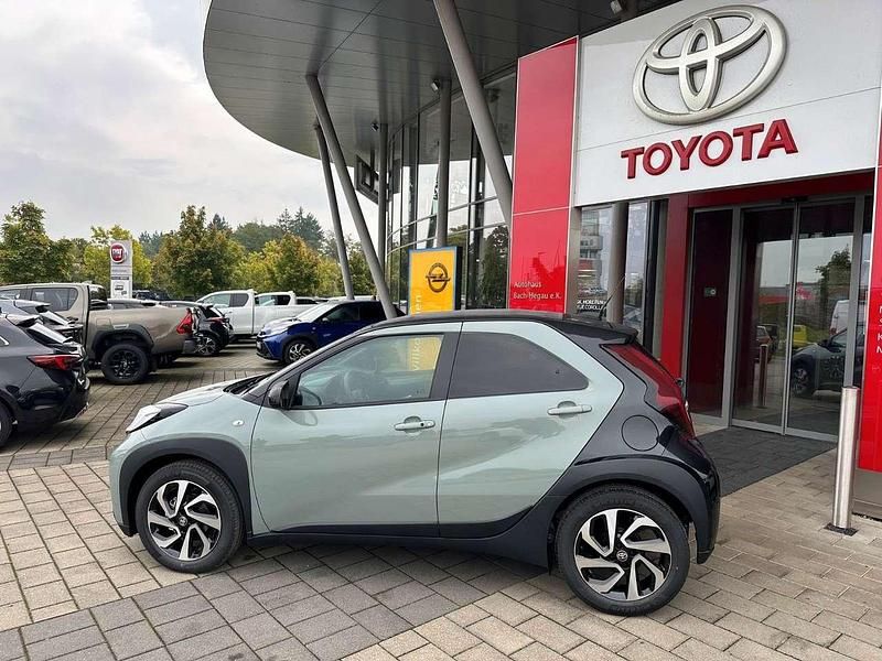 Neu Toyota Aygo X 72 PS (52 kW) 2025 Urban khaki / black mica SUV